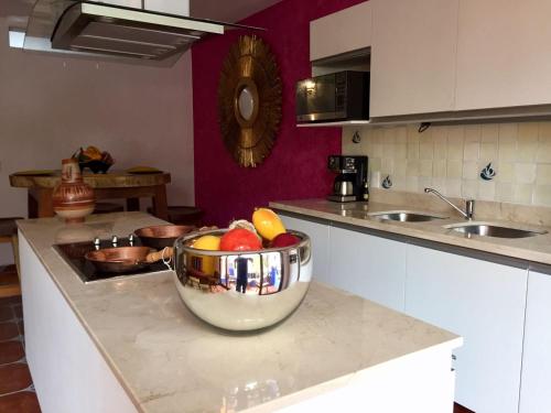 Кухня или мини-кухня в Casa Lotería -Pueblito Sayulita- Colorful, Family and Relax Experience with Private Parking and Pool
