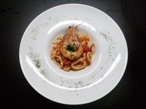 Comida en o cerca de este hotel