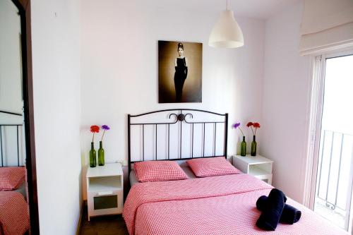 セビリアにあるCentro Magnífico Apartamentoのベッドルーム1室(ピンクのシーツとピンクの枕が備わるベッド1台付)