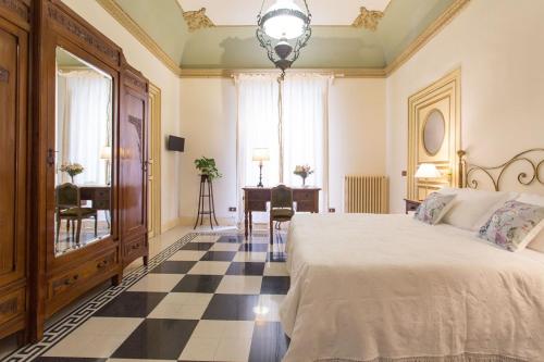 een slaapkamer met een bed en een dambordvloer bij B&B Porta Carolina in Palermo