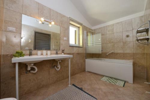 Kúpeľňa v ubytovaní Villa Kontesici 14