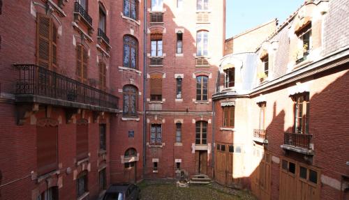 Toulouse - Alsace Lorraine - Languedoc-Place du Salin-Muséum Histoire naturelle- Jardin des plantes-Musée Augustins- Palais de Justice station métro Carmes ligne B