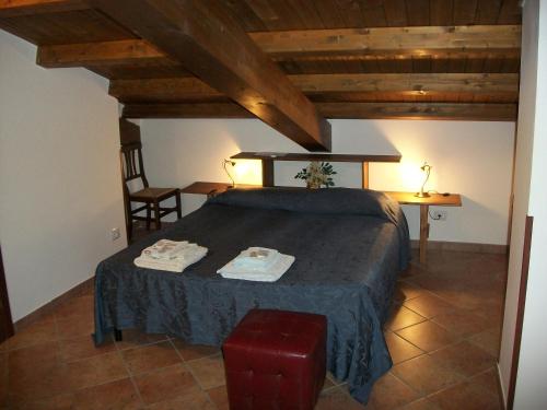 HermadaにあるAgriturismo PrimErioの木製の天井の客室で、ベッドルーム1室(ベッド1台付)