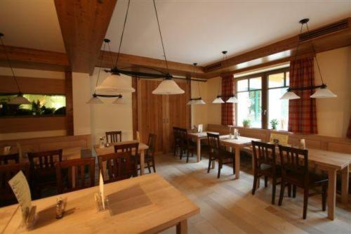 - une salle à manger avec des tables, des chaises et des fenêtres dans l'établissement Fischerstüberl, à Gaishofen