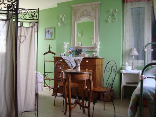 Una cama o camas en una habitación de Chambres d'hôtes Aux Portes de Bréhat
