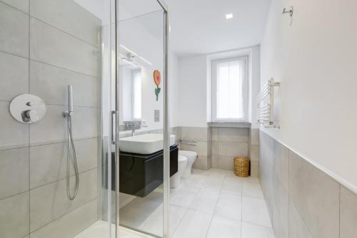A bathroom at Piazza Navona-Coronari House