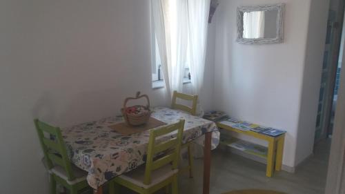 une petite salle à manger avec une table et des chaises dans l'établissement Appartamenti del Comandante, à Santa Marina Salina