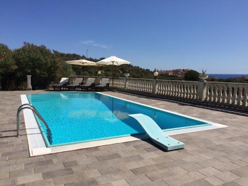 インペリアにあるVilla con piscina a Imperia, Italyの庭の青い水のスイミングプール