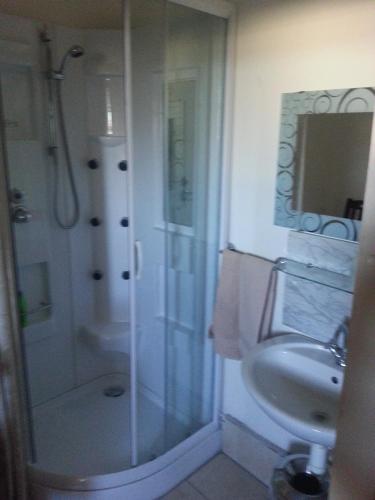 uma casa de banho com um chuveiro e um lavatório. em All-In Hotel em Den Bosch