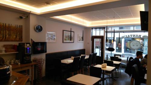 una sala da pranzo con tavoli e sedie in un ristorante di 100 Iceland Hotel a Reykjavik