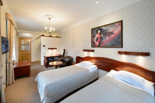a hotel room with two beds and a table at Georgi Hotell in Võru
