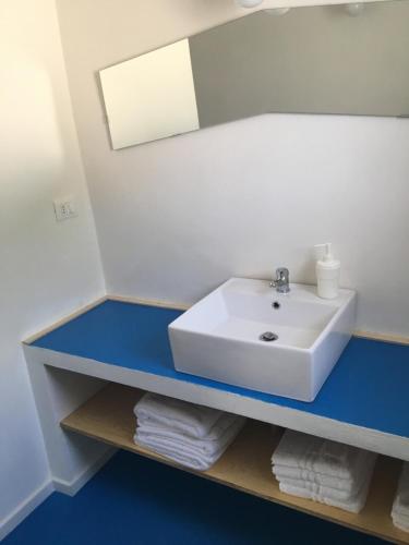 グラネッリにあるEllumaraのバスルーム(白いシンク、青いカウンター付)