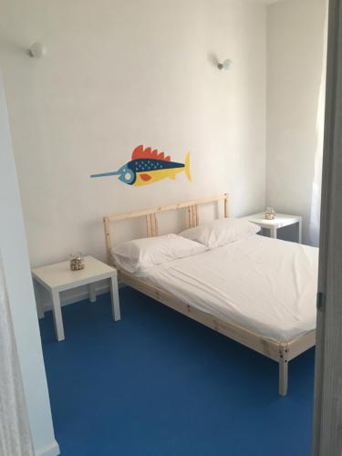 グラネッリにあるEllumaraのベッドルーム1室(壁に魚が泳ぐベッド1台付)