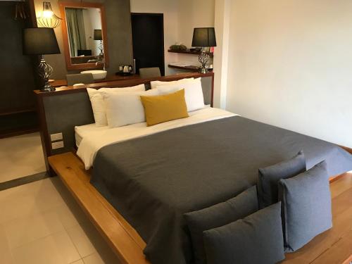 a bedroom with a large bed in a room at Koh Kwang Seaview in Klong Muang Beach