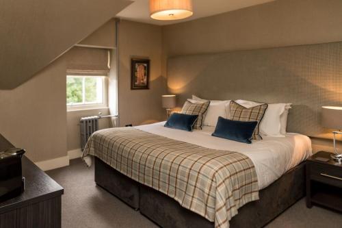 Un pat sau paturi într-o cameră la The Dowans Hotel of Speyside