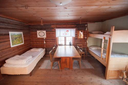 Katil dua tingkat atau katil-katil dua tingkat dalam bilik di Wikgården B&B