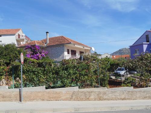 uma casa sentada ao lado de uma rua em Apartment "Turista" Marina em Marina