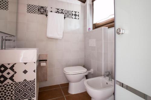 a small bathroom with a toilet and a sink at Osteria alle Risorgive in Codroipo