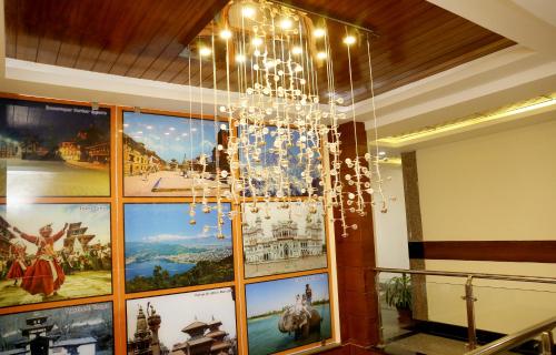 Hotel Kathmandu Innにあるテレビまたはエンターテインメントセンター