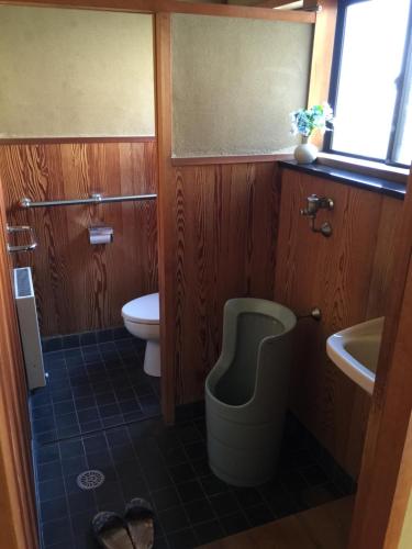 Hakusan Japanese-Style House في Hakusan: حمام مع مرحاض ومغسلة