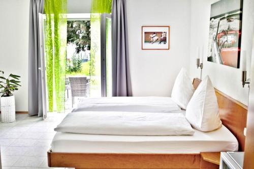 Posteľ alebo postele v izbe v ubytovaní Hotel Pension Kaempfelbach