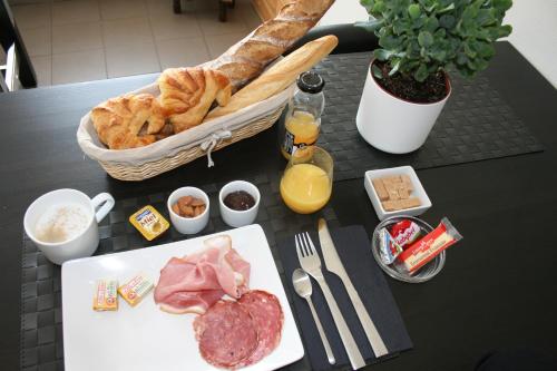 Frokost for gjester på Le Prana - Les Chambres d'Hôtes, Wellness et Centre de soins