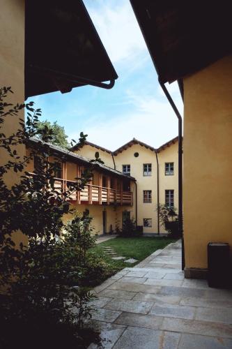 a view of a building from the courtyard at Certosa 1515 in Avigliana