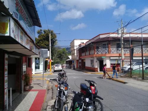 El barrio en el que está la casa de huéspedes o un barrio cercano