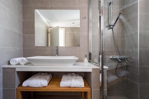 a bathroom with a sink and a shower at Anamnesis City Spa in Fira