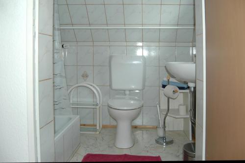 Ванная комната в Ferienwohnung Langenstadt