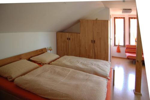 Ferienwohnung Langenstadt في Neudrossenfeld: غرفة نوم بسرير وخزانات خشبية