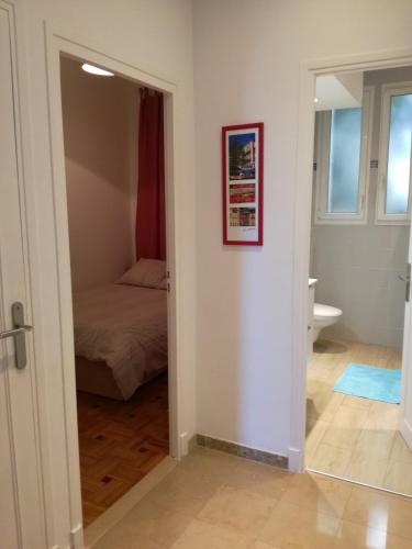 une pièce avec une chambre avec un lit et un miroir dans l'établissement Nice Promenade Apartment, à Nice