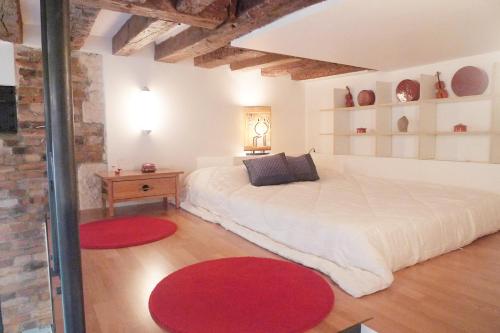 - une chambre avec un lit blanc et un tapis rouge dans l'établissement Apartment Dauphine, à Paris