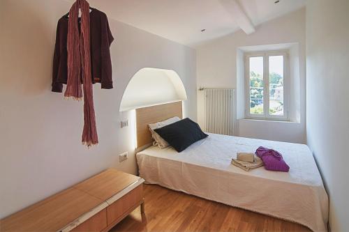 een kleine slaapkamer met een bed en een raam bij CentoSETTIMO Cielo in Siena
