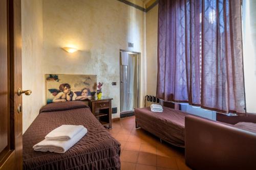 フィレンツェにあるB&B Hotel Delle Teleのベッド2台と鏡が備わるホテルルームです。