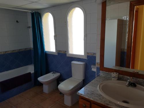 ein Badezimmer mit Toilette, Waschbecken und Badewanne in der Unterkunft Mirador de Vera VERARENTAL-COM in Vera