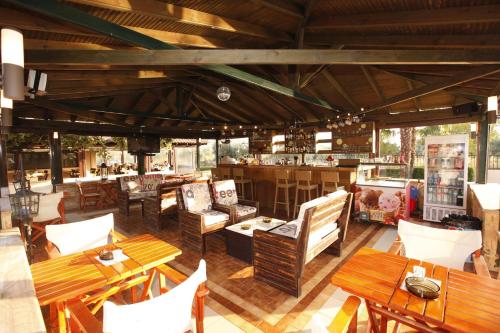 Posezení v ubytování Ariadni Hotel Bungalows