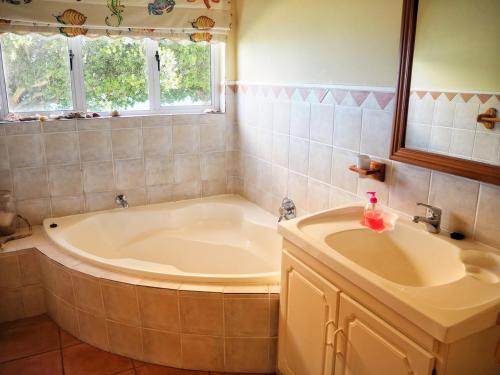 A bathroom at Breede View Holiday Home