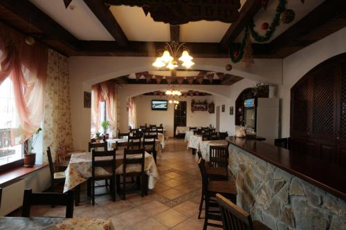 斯拉夫西克的住宿－阿爾彭多夫潘申酒店，餐厅设有1间带桌椅的用餐室