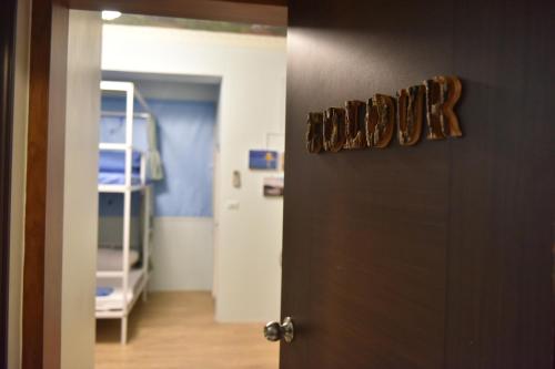 Ένα μπάνιο στο 123 Cheers Hostel