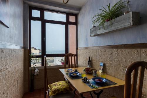 Zona de comedor en el apartamento