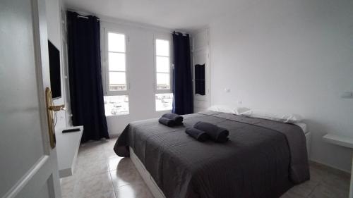 コラレホにあるHarbour Apartment With Sea Viewのベッドルーム1室(ベッド1台、タオル2枚付)