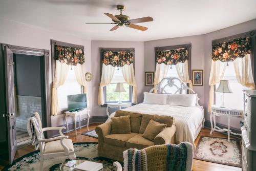 Ένα ή περισσότερα κρεβάτια σε δωμάτιο στο Hummingbird Inn
