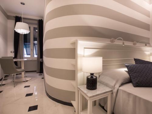 a bedroom with a bed and a striped wall at da Benedetta in Monterosso al Mare
