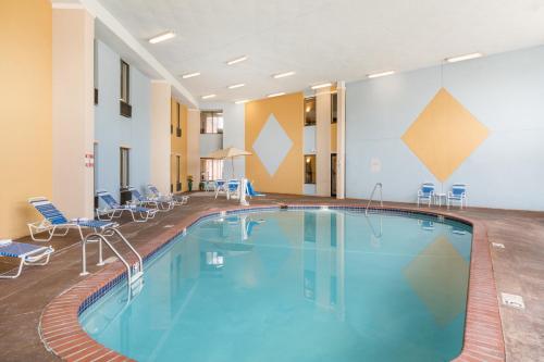 AmericInn by Wyndham Johnston Des Moinesの敷地内または近くにあるプール