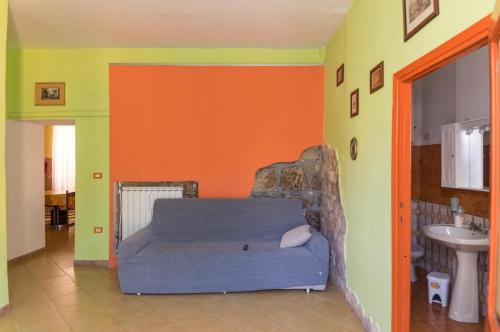 1 dormitorio con cama y lavamanos en Casa Vacanza Il Leonpardo, en Tuscania
