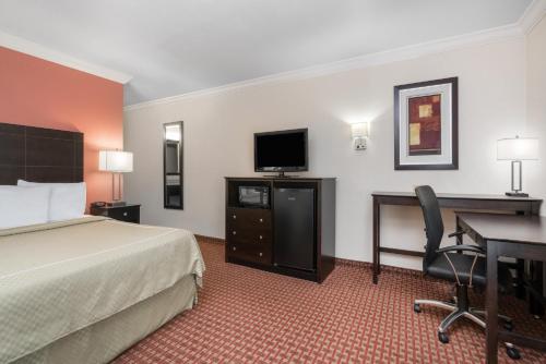 AmericInn by Wyndham Johnston Des Moinesにあるベッド