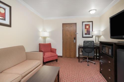AmericInn by Wyndham Johnston Des Moinesにあるテレビまたはエンターテインメントセンター