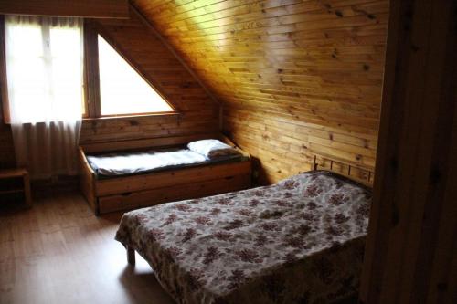 Кровать или кровати в номере Viesu nams Barži