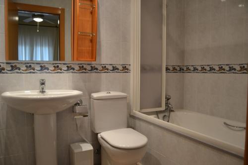 デニアにあるMarivent LOCDENIAのバスルーム(トイレ、洗面台、鏡付)
